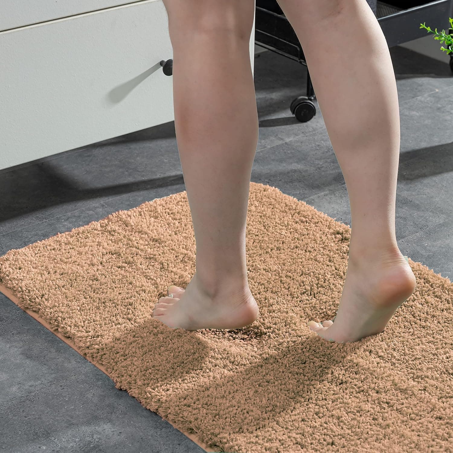 HOMELADA Water Absorbent Bath Rugs mat, Non Slip Machine Washable Shower Entrance Rug, Durable Bath Soft Plush Mats for Bathroom Indoor Outdoor (20"x32",Tan)