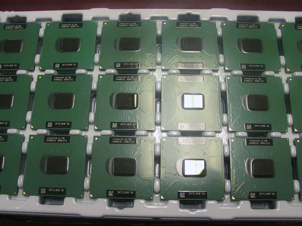 NEW Intel Core 2 Duo T8300 mobile laptop CPU 2.4 GHz 3M/800 socket P SLAYQ