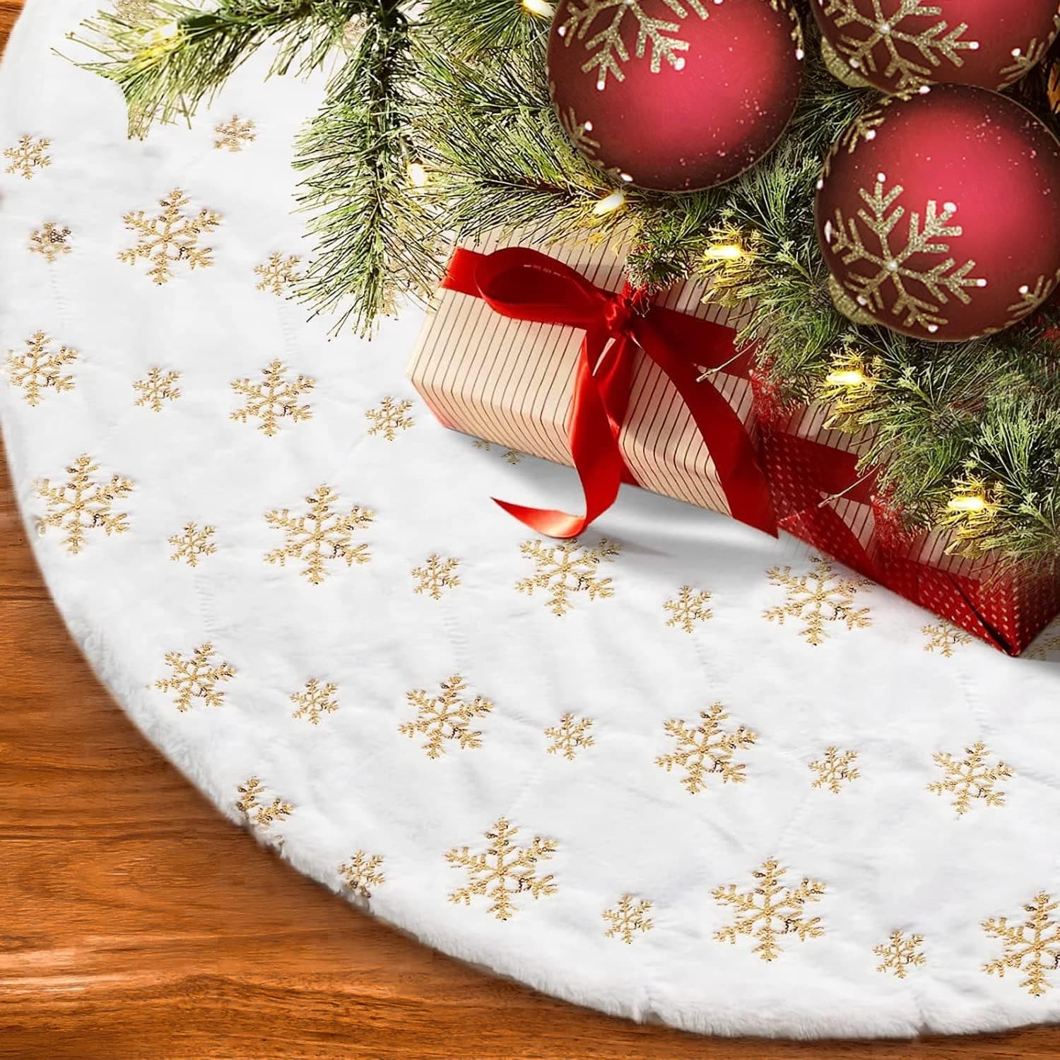 SUMELAY 48 inch Christmas Tree Skirt, White Tree Skirt Fit for 6-8 ft Christmas Tree, Faux Fur Christmas Tree Skirt with Snowflakes for Christmas Decorations, Xmas Party Holiday Decorations (Gold)