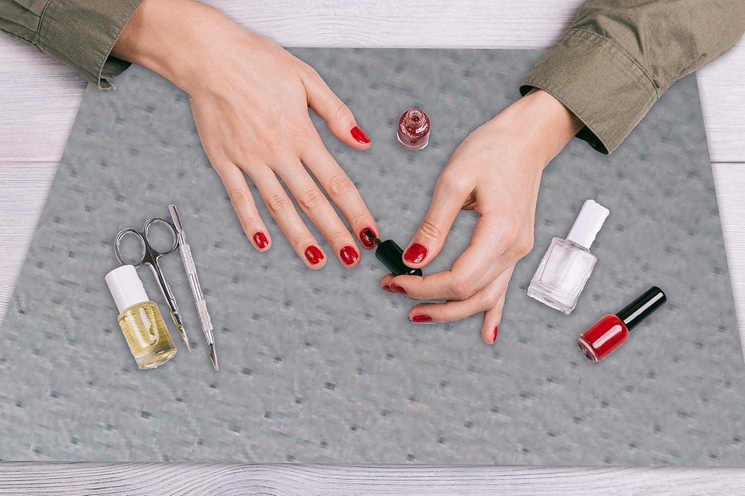 New Pig Disposable Manicure Mats Ultra Strength - Nail Art Table Mats - Absorbent and Leak-Proof Backing - Ideal for Protecting Countertops, Tables, and Other Surfaces - Cushiony Surface - 4-Pack