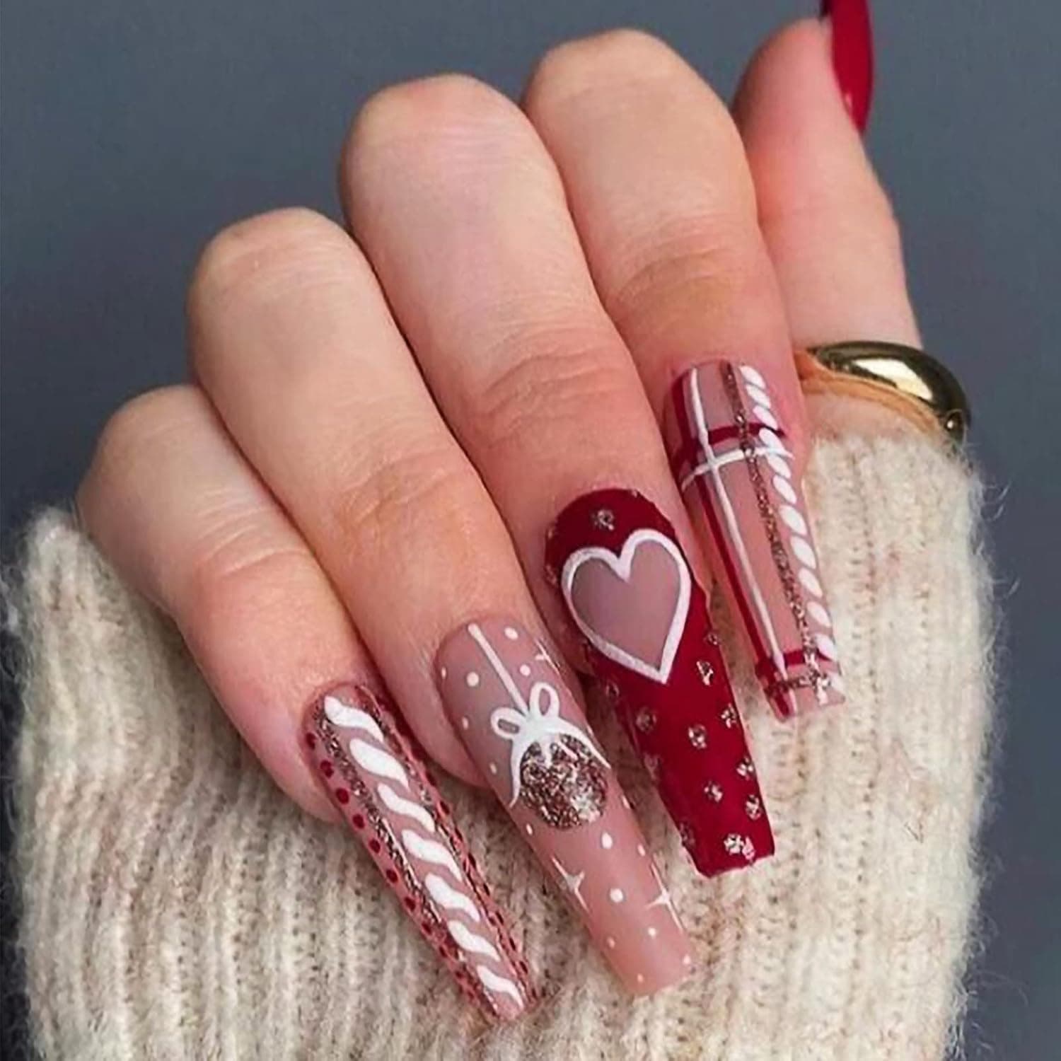 YOSOMMK Christmas Press on Nails Long with Heart Designs Pink+Red and White Coffin False Fake Nails Gift Artificial Nails for Women Stick on Nails With Glue on Static nails