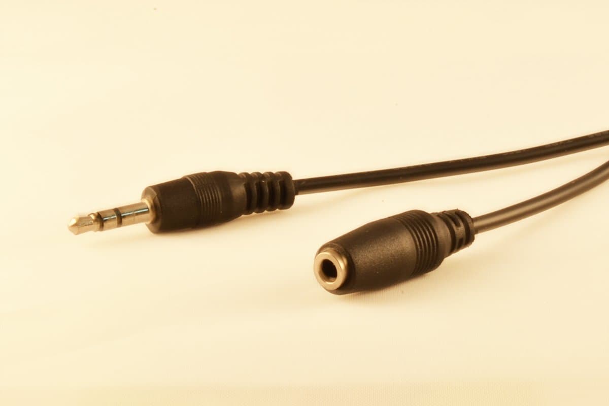 Cloak Electronics (TM) 4-Foot (1.2m) 3.5mm Male to 3.5mm Female Extension Stereo Audio Cable