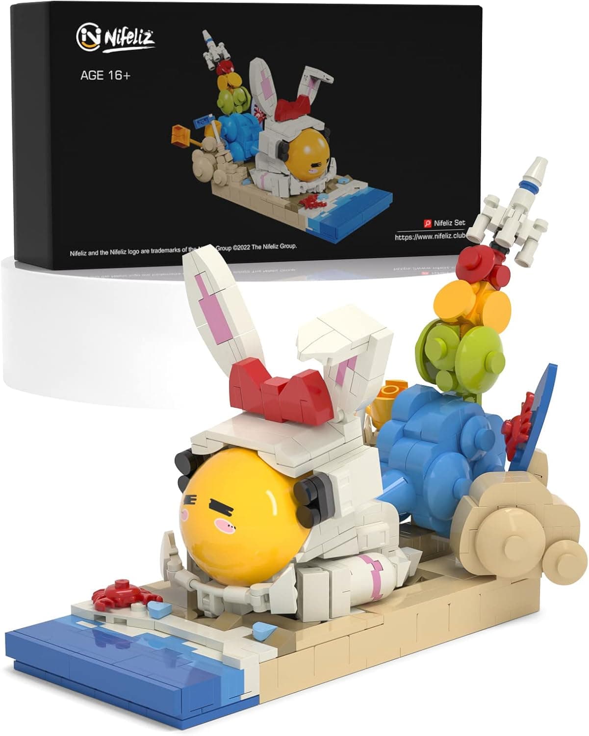 Nifeliz Astronaut On Vacation Building Set, Creative Space Astronaut Decorations for Adults and Kids, Build-and-Display Model, Collectible Astronaut Gift Building Sets (601 PCS)