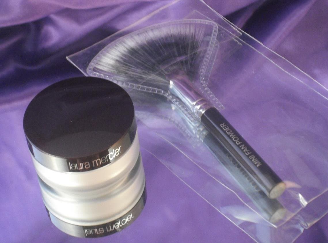 Laura Mercier 2-Piece Makeup Travel Set: Universal Invisible Loose Setting Powder MINI 0.03 oz/ 1 g + MINI Fan Powder Brush