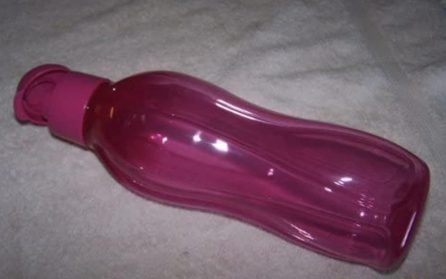 Tupperware Fridge Water Bottle 1L. 36oz With Screw On Flip-Top Cap Fuchsia Kiss