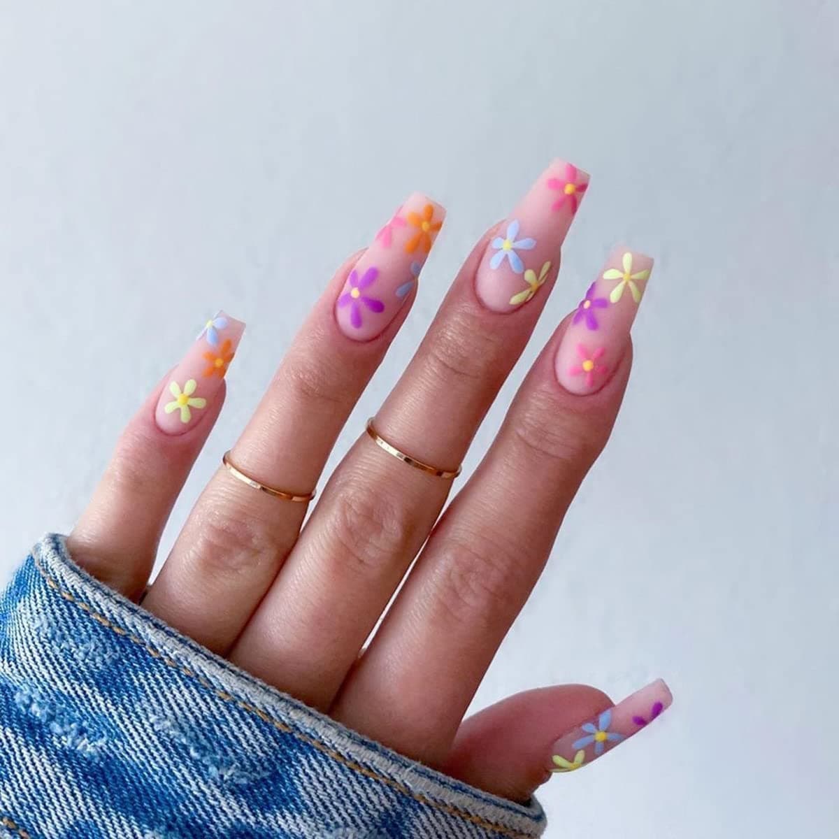 Daisy Press on Nails Medium Length Coffin Fake Nails Square Head Glue on Nails, French Tip Fake Nails with Daisy Designs Coffin Press on Fake Nails, Acrylic Nails for Women Girls 24 PCS False Nails