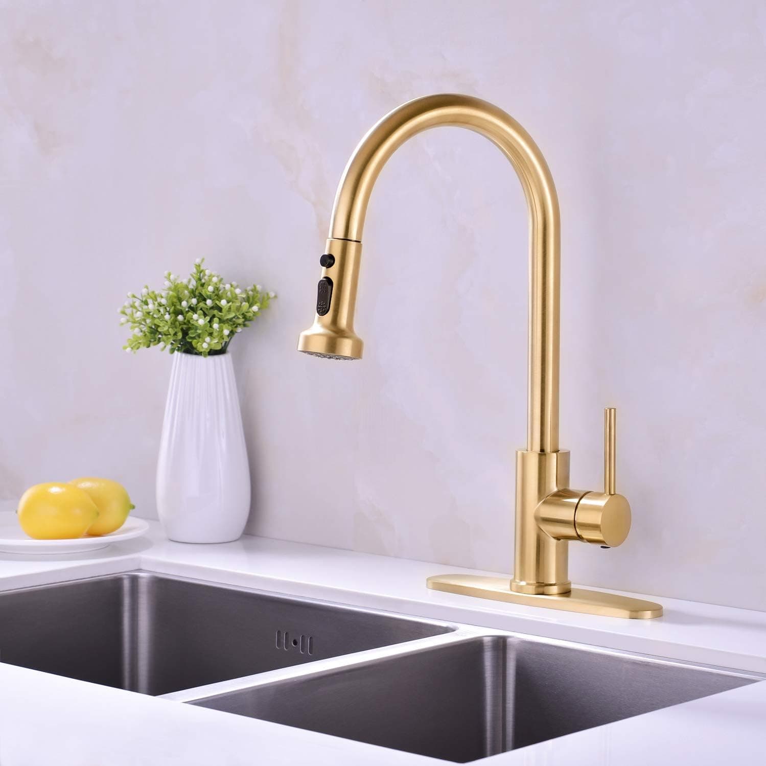 TUTEW Gold Kitchen Faucet, Single Handle High Arc Pull out Kitchen Sink Faucet