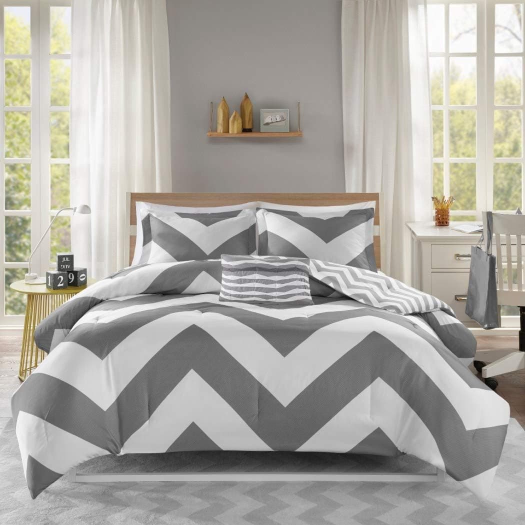 D&H 4 Piece Grey Chevron Comforter Full Queen Set, Stylish Zigzag Stipes, Horizontal Zig Zag Stripe Themed Bedding, Modern Geometric V Shaped Line Striped Pattern, White Gray