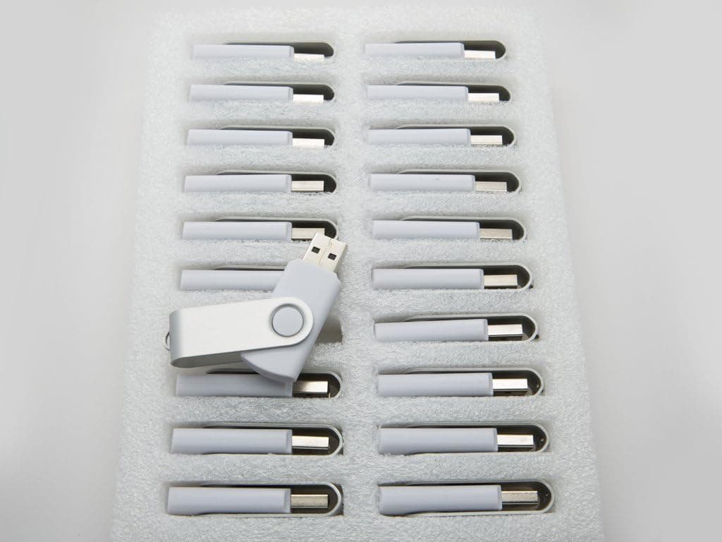 20 4GB Flash Drive - Bulk Pack - USB 2.0 Swivel White Color