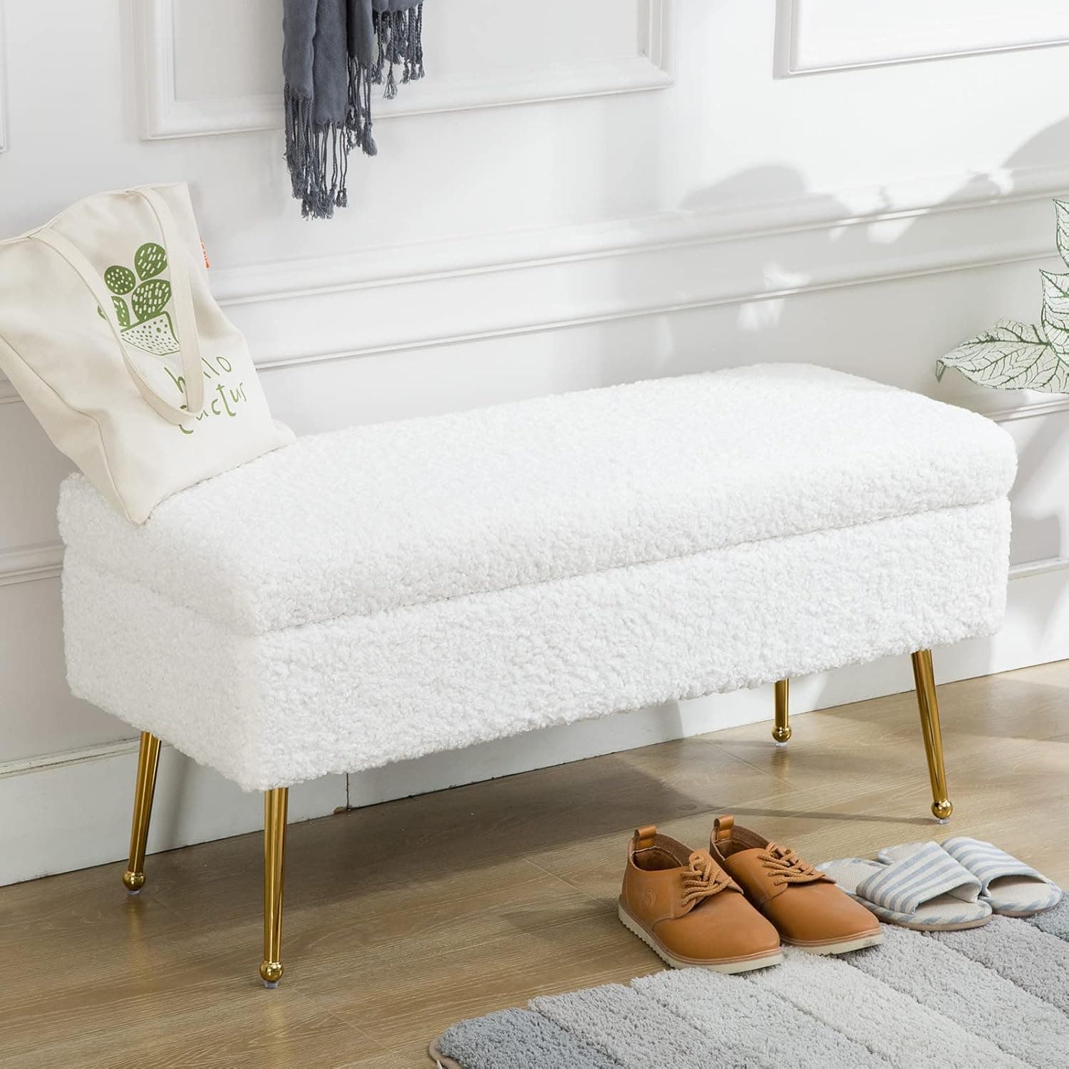 ZHENGHAO White Storage Entryway Bench, Fuzzy Faux Fur Upholstered Benches for Bedroom End of Bed Modern Bench Seat with Gold Legs for Entryway Vanity Living Room (Ivory White)