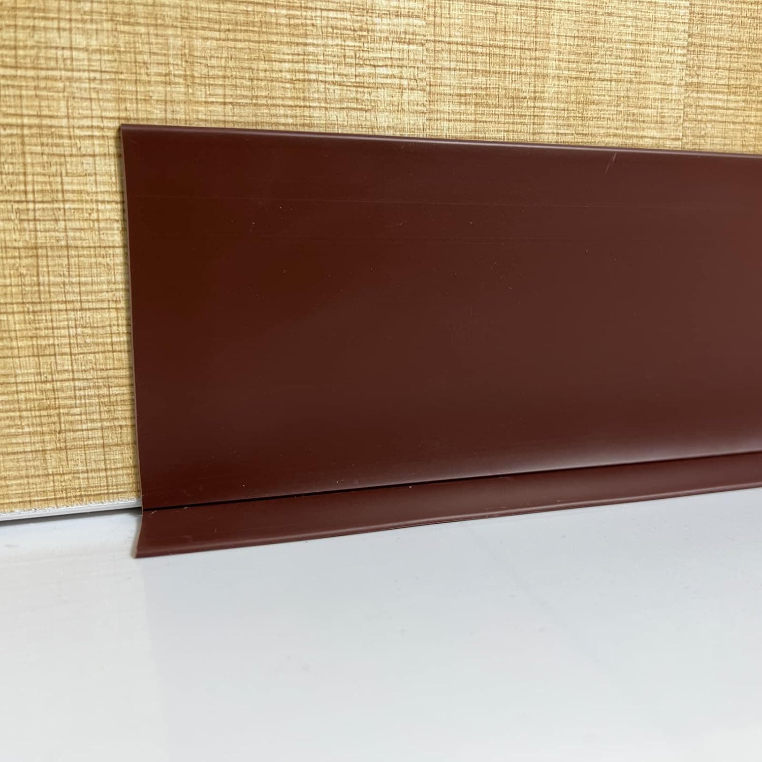DAILISEN Vinyl Flexible Wall Base Baseboard Molding Trim,Floor Molding,19.68ft L × 3.94in W,Crease Design for Easy Installation. Cover The Crevices to Avoid Trapping Dust. Brown