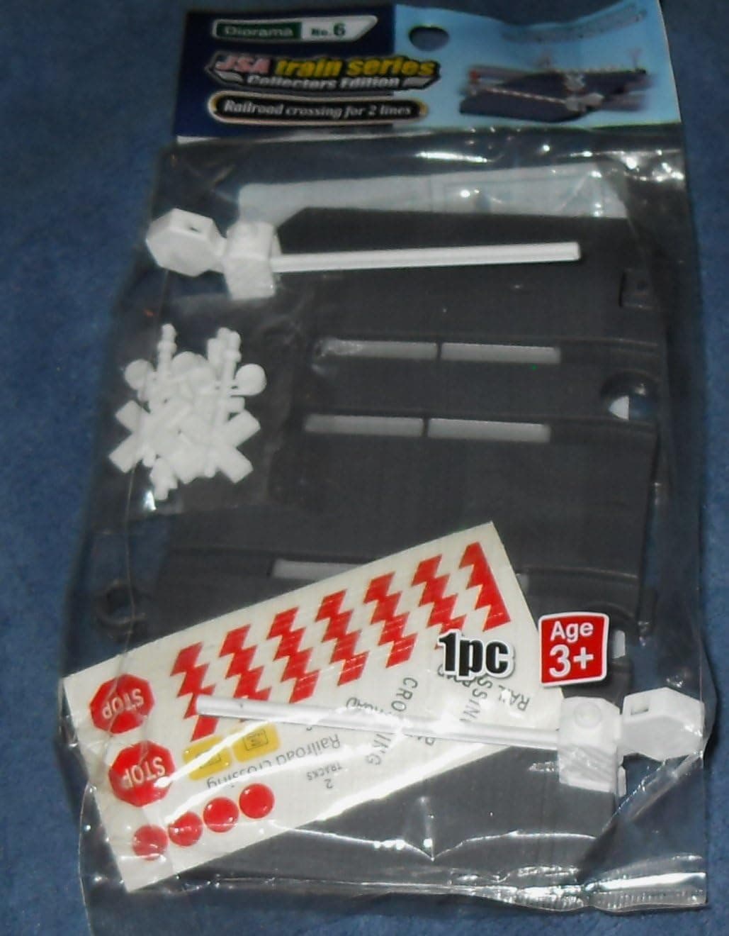 USA Train Series Collectors Edition Diorama No. 6 - Railroad Crossing for 2 Lines