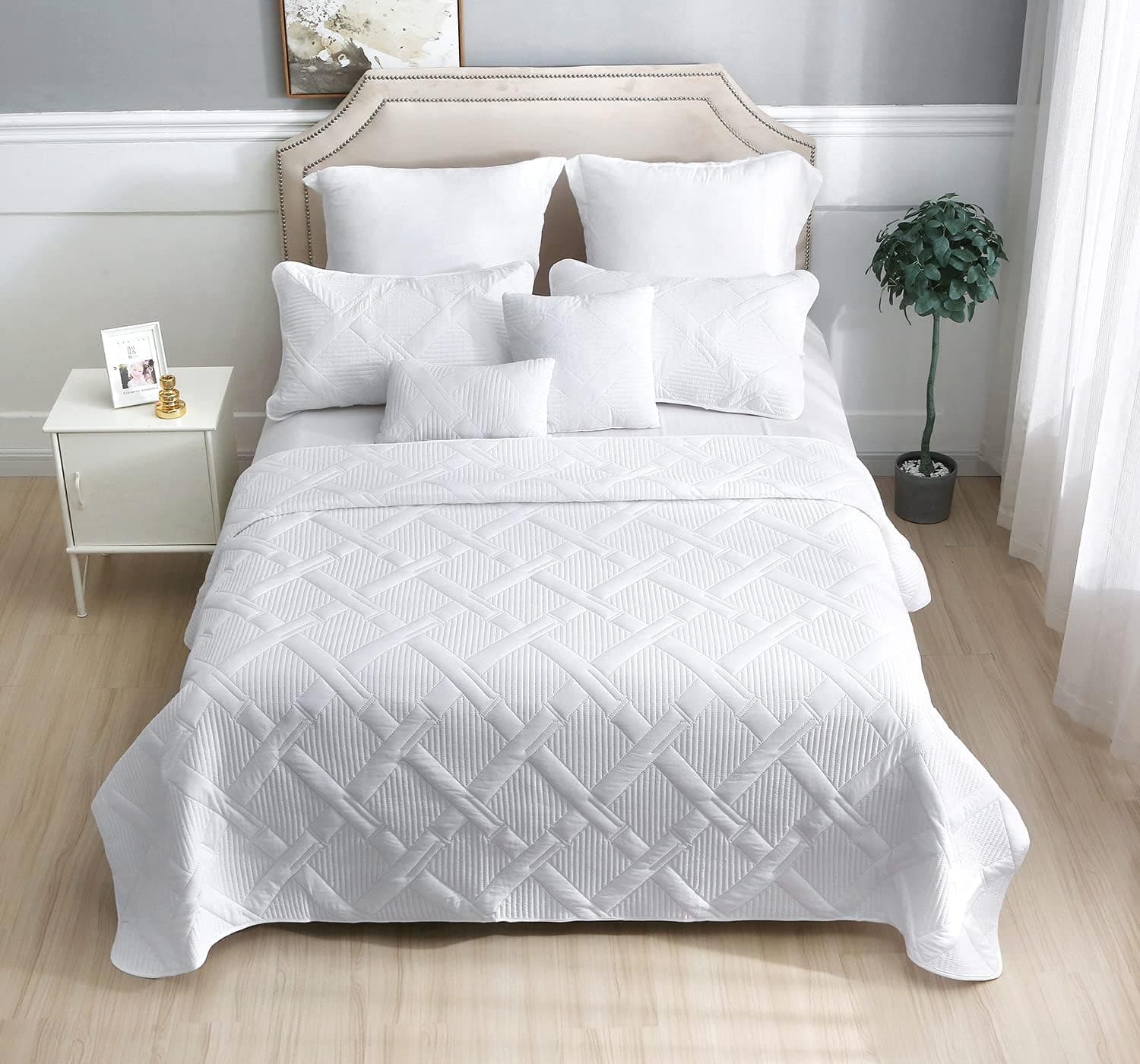 7 Piece Bedspread Cover Set, Reversible Embossed Jacquard Interlaced Design Bedding Set, Ultra Soft Breathable Microfiber Comforter Set, Elegant Coverlet Set for Bedding Room (White, Queen)
