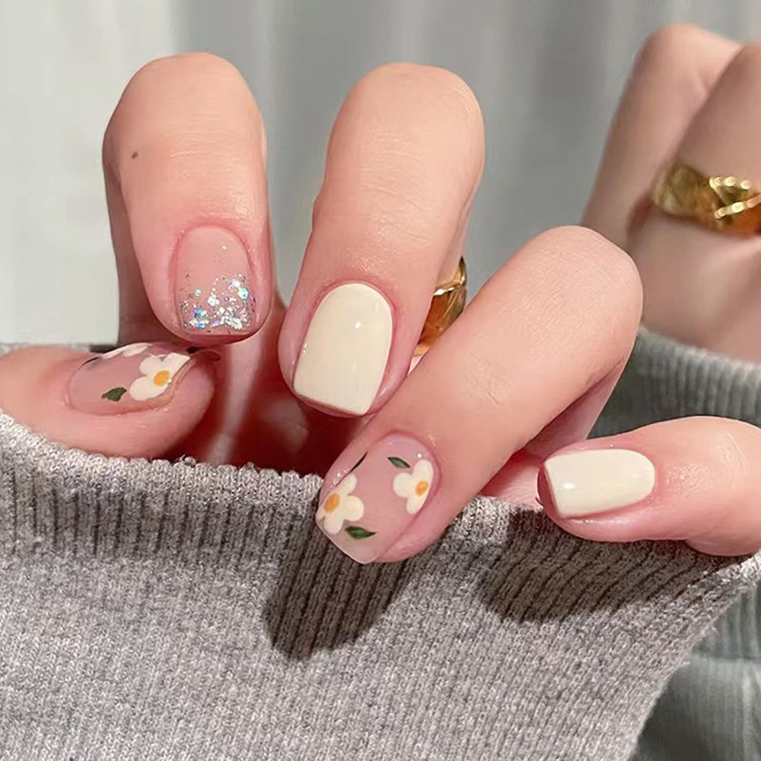 24Pcs Flower Press on Nail Short, Square Shape Fake Nails Small Flowers Glue on Nails, White False Nails with Designs, Acrylic Nails for Women and Girls DIY Summer Nails