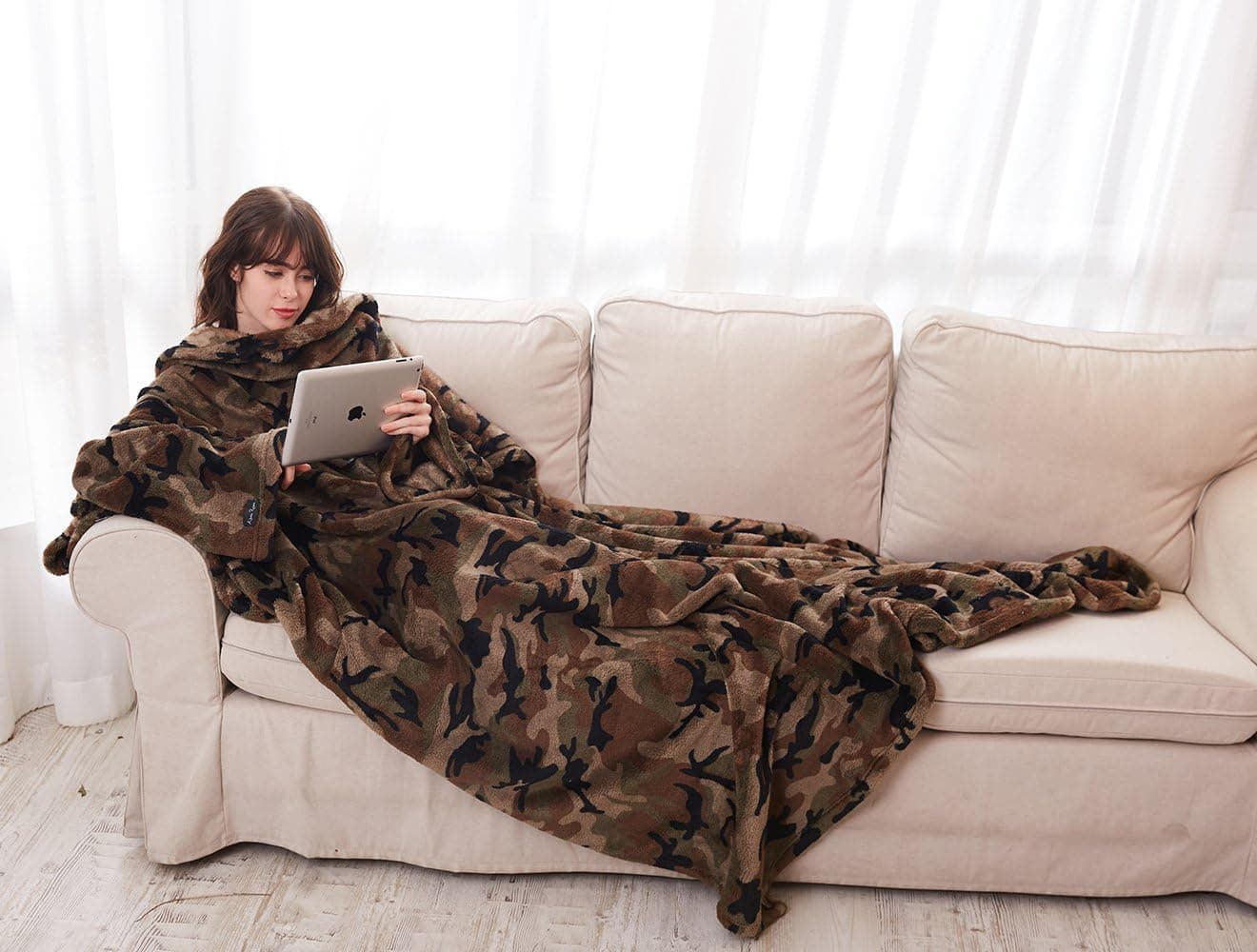 ALCEA ROSEA Wearable Blanket Shu Velveteen Soft Plush TV Blanket with Sleeves and Back feet Pocket,Cozy,Throw Robe for Women-79'' x 60''(Dark Camo)