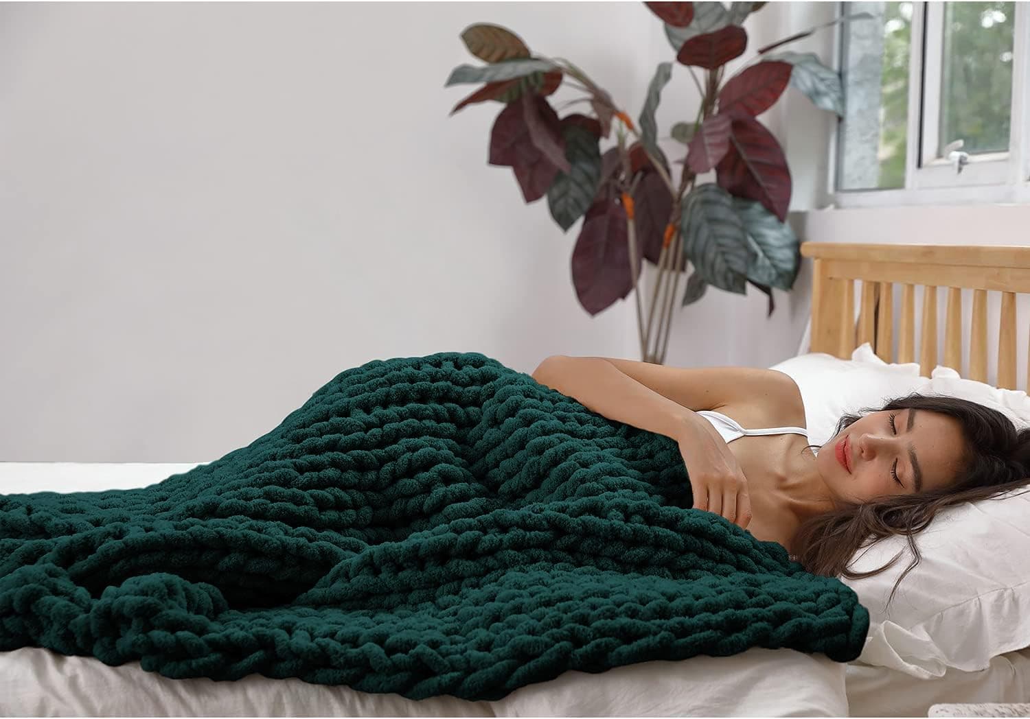 ZUIBESCHOS Chunky Knit Blanket Warm Chenille Yarn Throw Blanket 40x40 Inch Handmade Cozy Throw Yarn Blanket for Bed Home Decor, No Shed Machine Washable Bedding, Dark Green