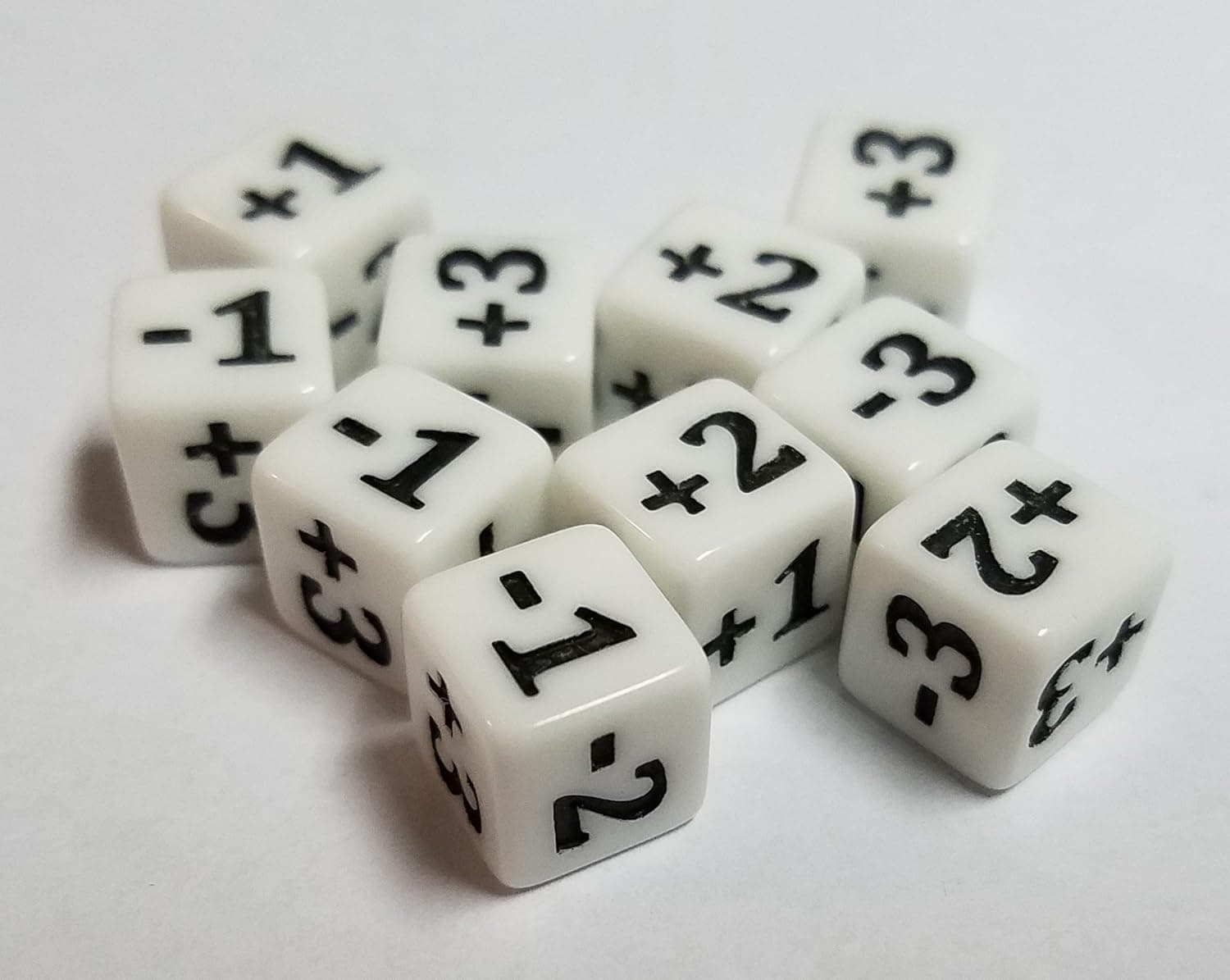 quEmpire 10x White Minimalist Counter Dice for Games Like Magic: The Gathering (10mm)