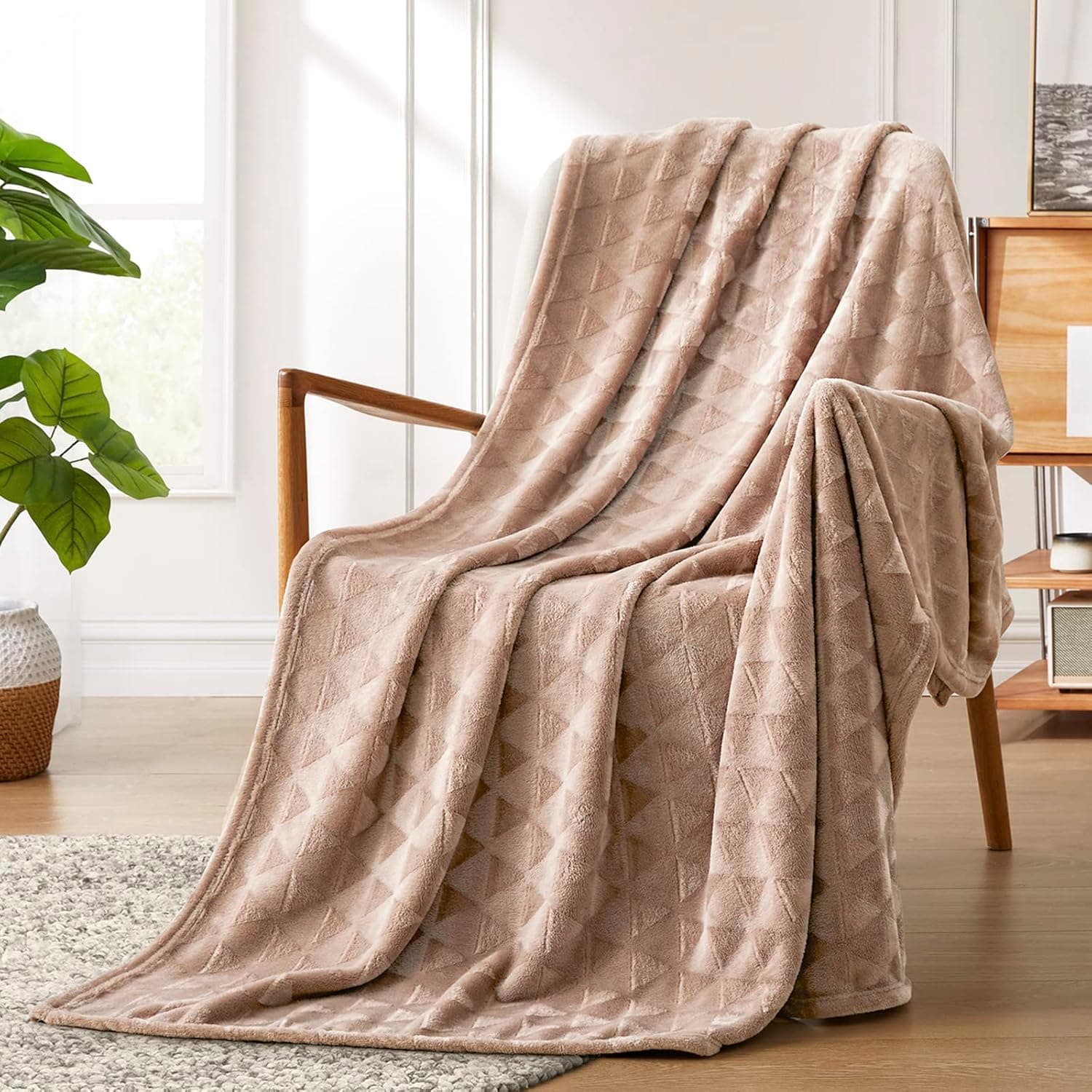 Excervent Soft Fleece Throw Blanket (50x70 inches, Khaki) Lightweight Champagne Flannel Blankets with Decorative Triangle Diamond Pattern for Sofa, Couch, Bed, Plush Cozy Throws