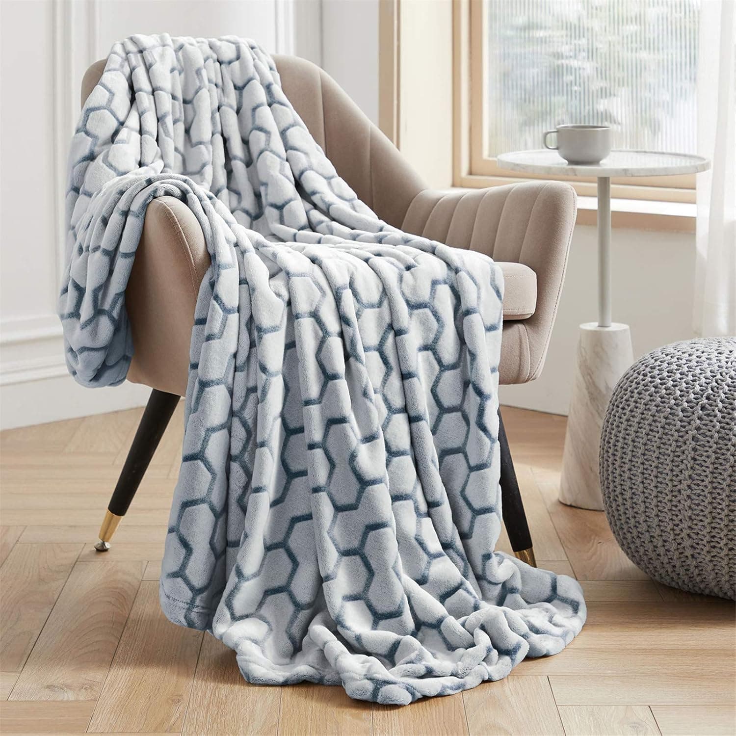 VEEYOO Flannel Fleece Throw Blanket - Warm Lightweight Blankets for All Seasons, Soft Fluffy Flannel Plush Throw Blanket for Sofa, Office Travel, Navy Honeycomb Pattern
