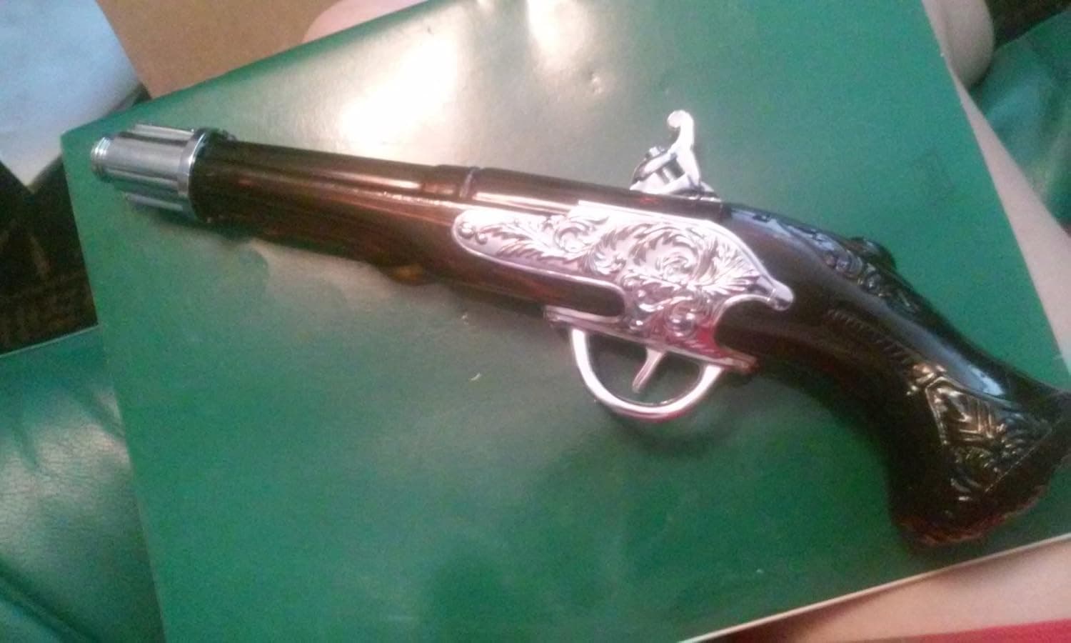 Avon Dueling Pistol 1760 Decanter Mint in Box