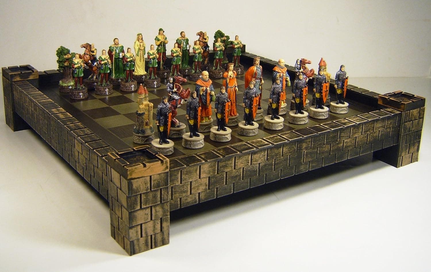 WW / HPL Medieval Times Robin Hood vs Sheriff of Nottingham Chess Set w/ 17" Castle Board