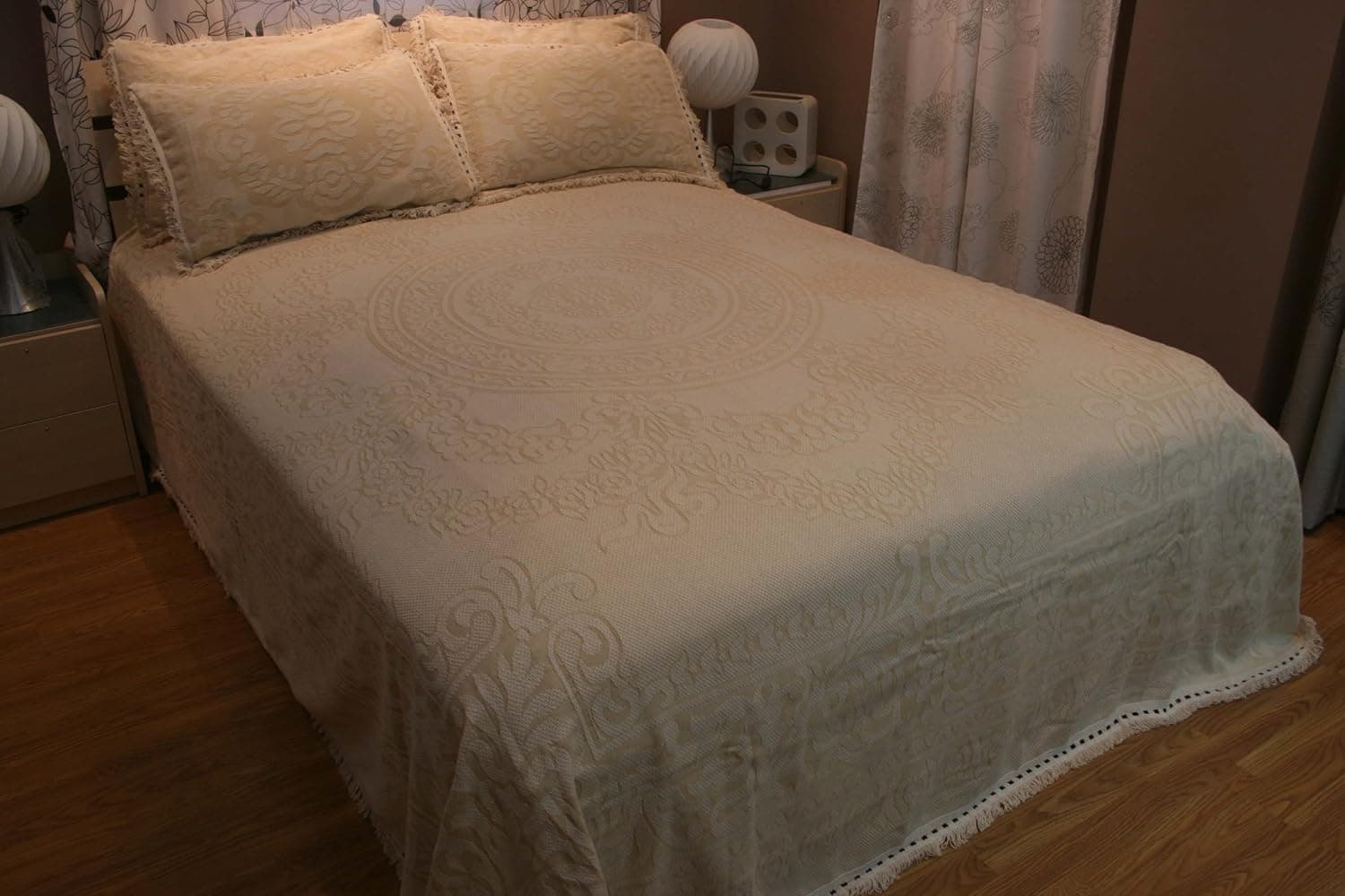 Stylemaster Concord Center Motif Queen Woven Bedspread, Gold