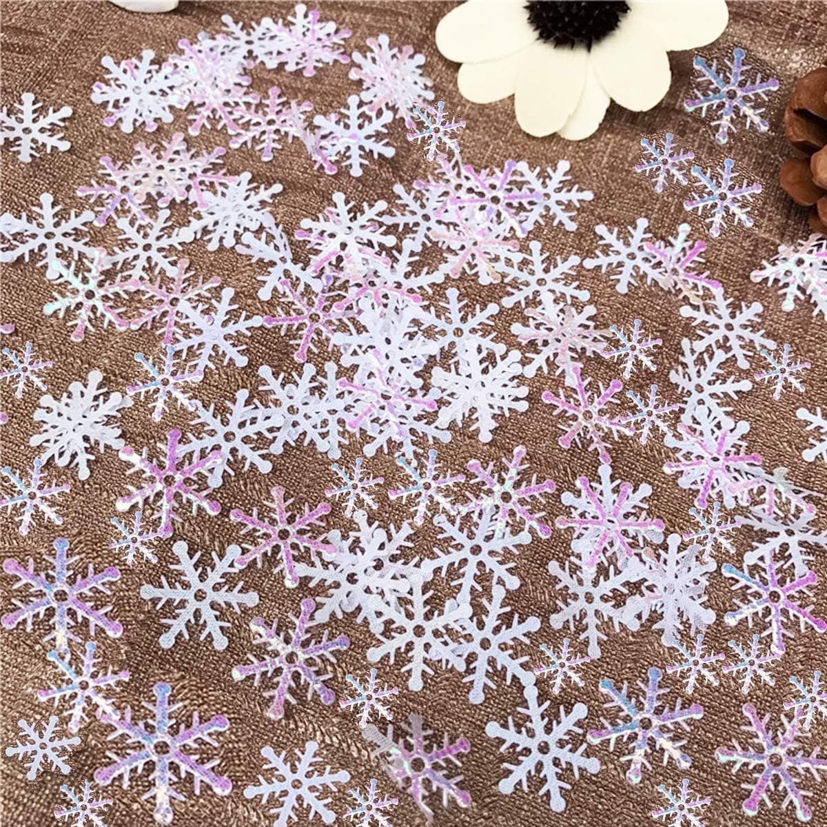 OuMuaMua 800Pcs Christmas White Snowflakes Confetti Decorations - 3 Pack white snowflakes confetti have three size (0.6/0.8/1.2inch diameter), in total 800pcs white snowflakes