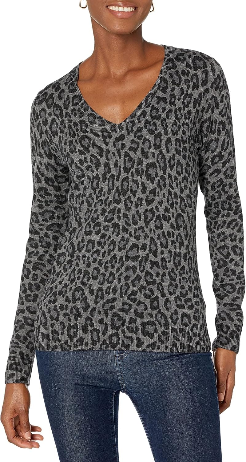 Amazon Essentials Women's Classic-Fit Lightweight Long-Sleeve V-Neck Sweater (Available in Plus Size)