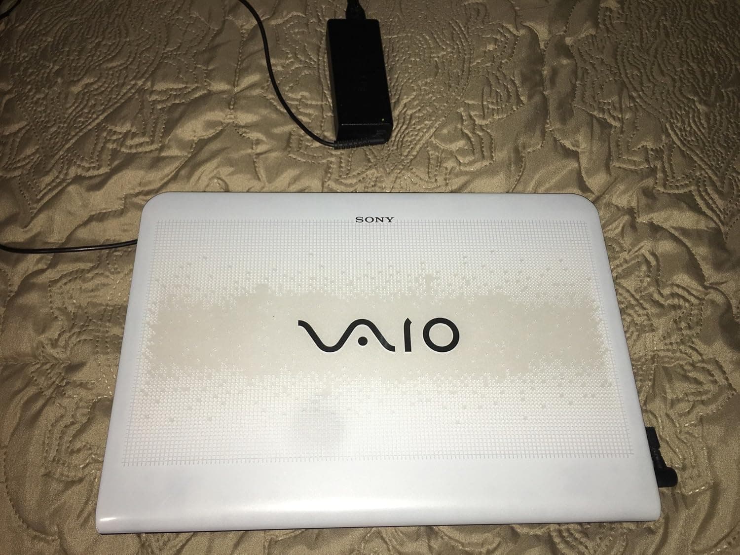 Sony VPC-EA24FM/W Core i3-350M Dual-Core 2.26GHz 4GB 500GB Blu-ray BD-ROM/DVD±RW 14" LED Windows 7 Home w/Webcam, 6-Cell & BT