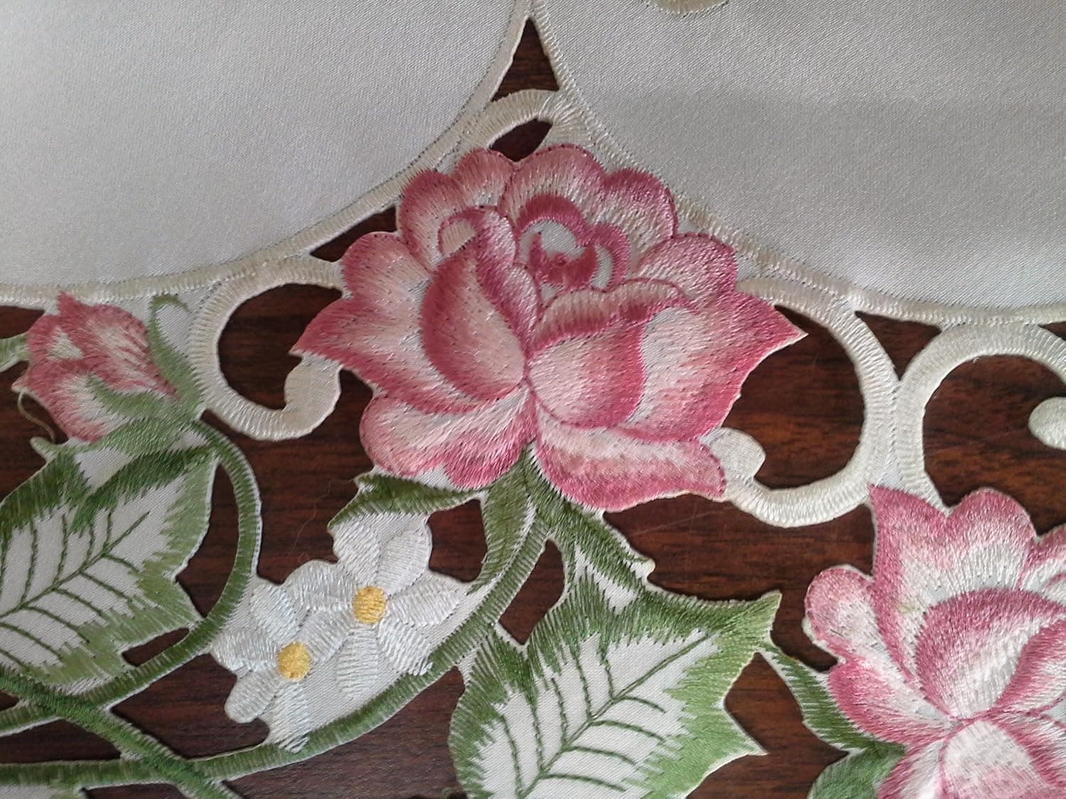 Doily Boutique Round Doily with Victorian Pink Roses on Ivory Material, Size 7 inches