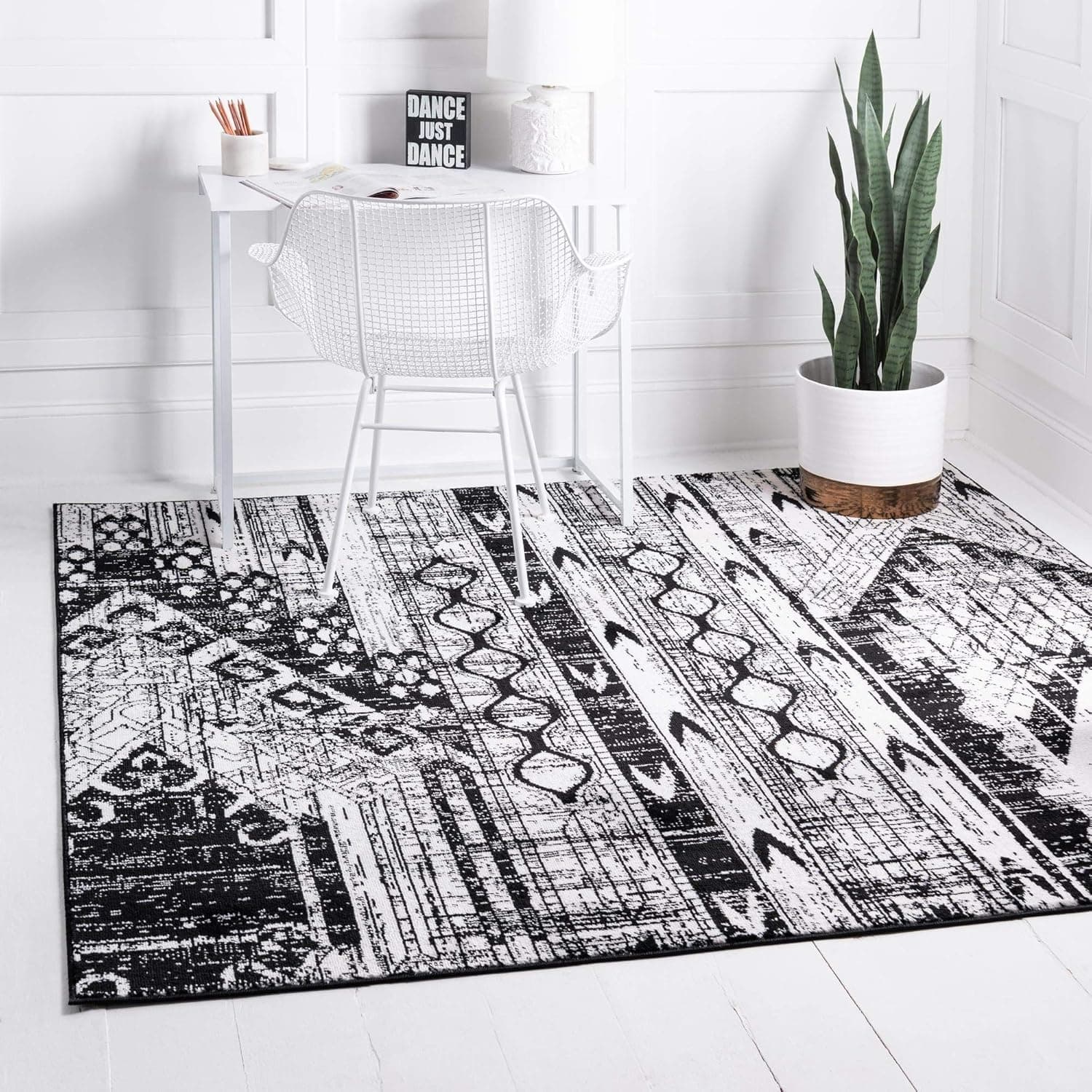 Rugs.com Oregon Collection Rug – 4 Ft Square Black and White Low-Pile Rug Perfect for Living Rooms, Kitchens, Entryways
