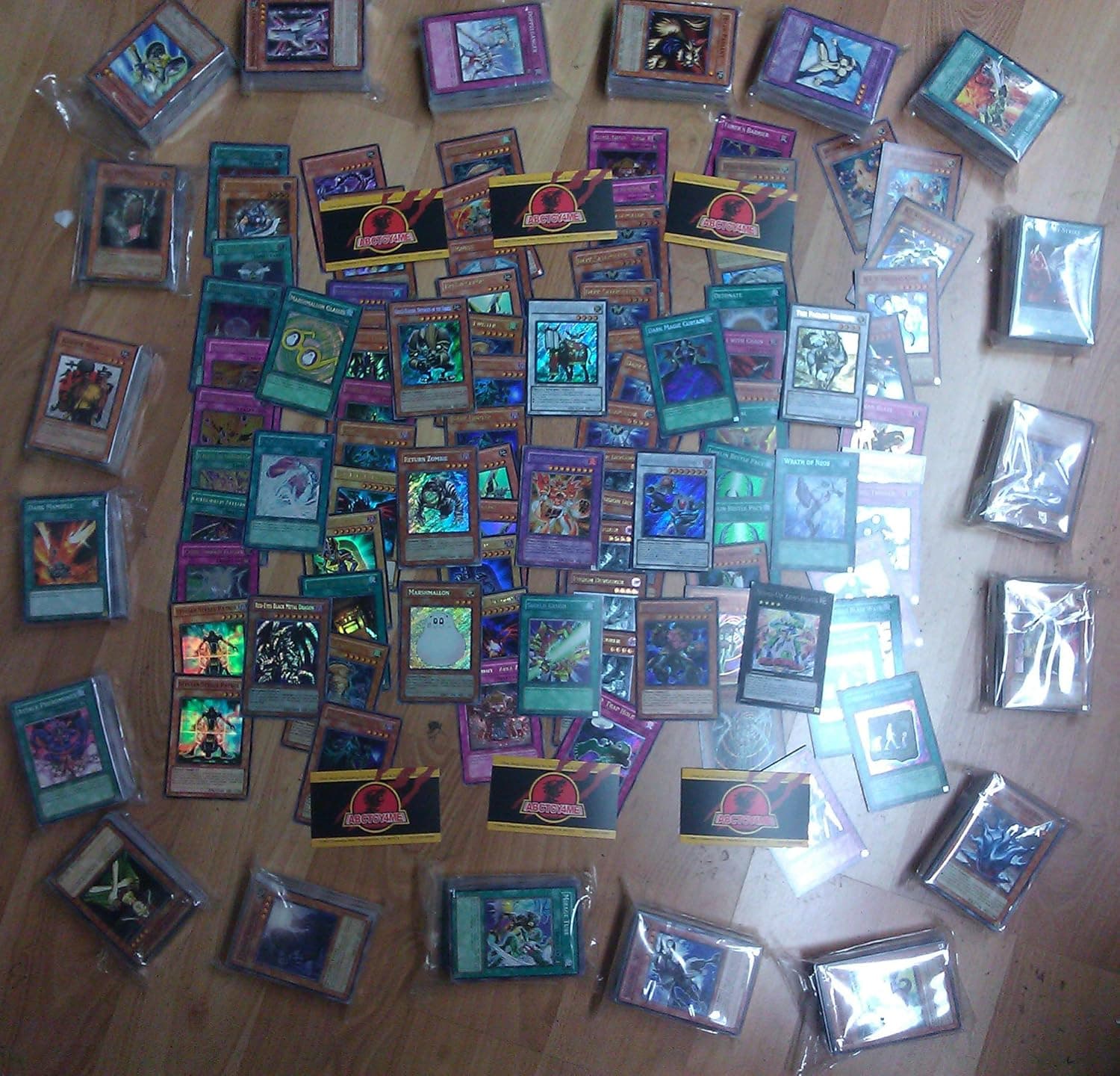 Yugioh Random 100 Card Lots. 1 Secret Rare. 4 Random Foils (Super, Ultra and Ulitimate!!!) and 5 Rares.