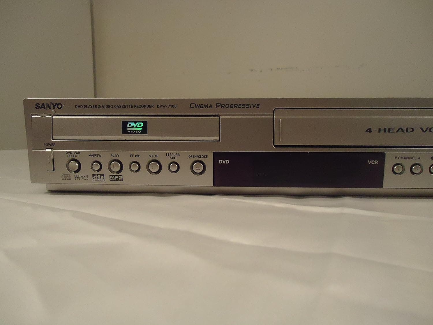 Sanyo DVW7100 DVD player with Built-in 4-HEAD Hi-Fi VCR recorder
