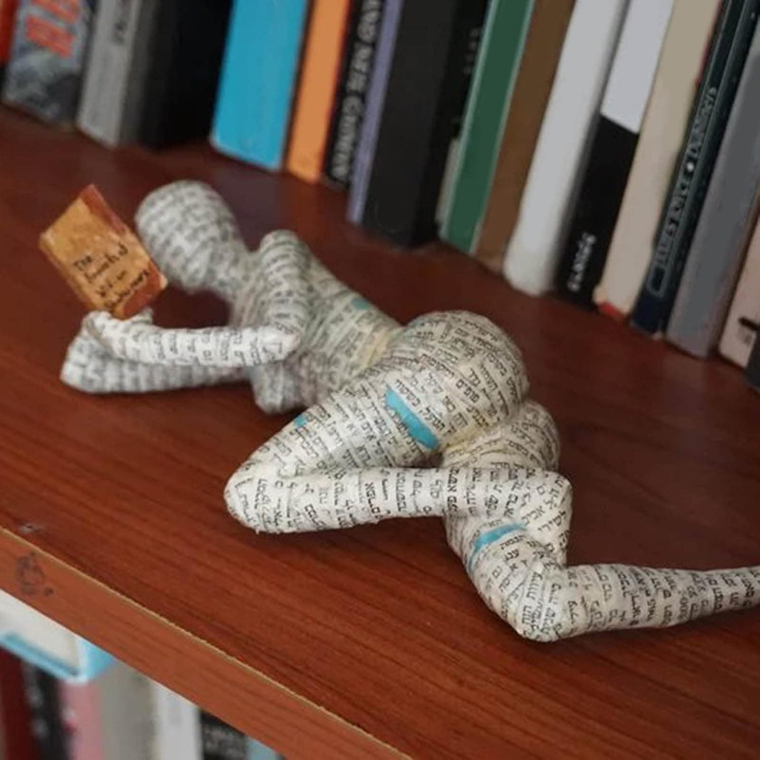 Insaneness Reading Woman Figurine Pulp Woman Reading Bookshelf Modern Decor Thinker Style Resin Statue Book Shelf Case Abstract Sculptures Collectible Figurines for Home Library Office Desktop